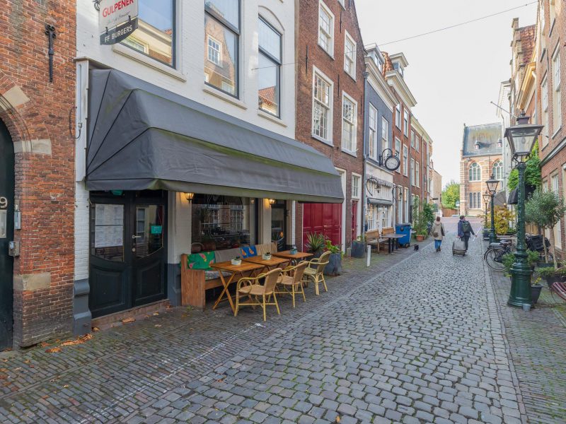 Sfeervol restaurant aan de Kloksteeg in Leiden ter overname