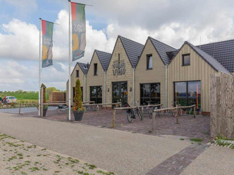 Restaurant pal aan een afslag van Rijksweg in Noord-Holland