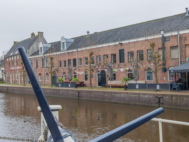 IN PRIJS VERLAAGD Aan de sluis in hartje Weesp