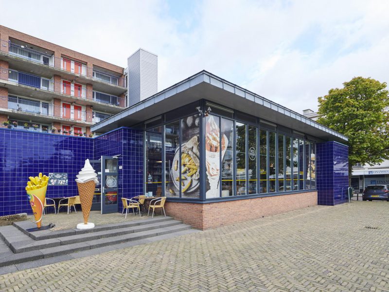 Turnkey cafetaria restaurant met terrasmogelijkheden strategisch gelegen in Den Haag